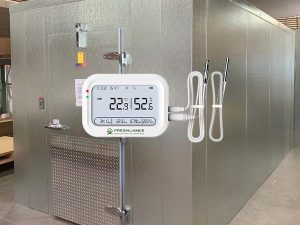 Real-time temperature monitoring of walk-in refrigerators